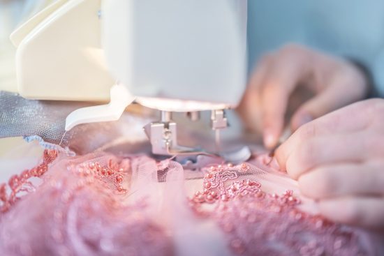 découvrez comment améliorer vos compétences en couture grâce à notre guide complet. apprenez des techniques essentielles, des astuces pratiques et trouvez l'inspiration pour réaliser vos projets de couture avec succès.