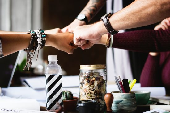 découvrez nos cours collectifs dynamisants, conçus pour renforcer votre bien-être physique et mental. rejoignez une communauté motivante et bénéficiez de l'expertise de nos coachs professionnels dans une ambiance conviviale.
