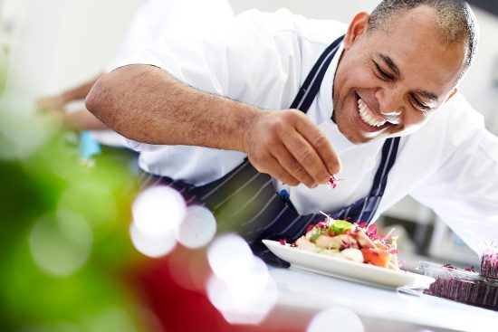 découvrez les compétences essentielles d'un chef végétarien, de la maîtrise des techniques culinaires à la créativité dans l'élaboration de plats savoureux et nutritifs. apprenez comment un chef végétarien peut transformer des ingrédients simples en véritables œuvres d'art gastronomiques, tout en respectant les principes de la cuisine durable.