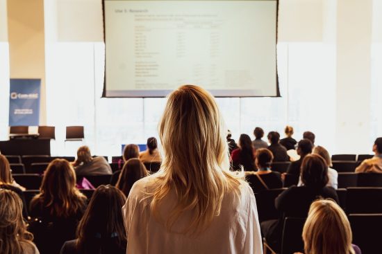 découvrez l'art de la prise de parole en public et transformez votre discours en une expérience mémorable. apprenez des techniques efficaces pour captiver votre auditoire, surmonter le trac et délivrer un message percutant, que ce soit pour un événement professionnel ou personnel.