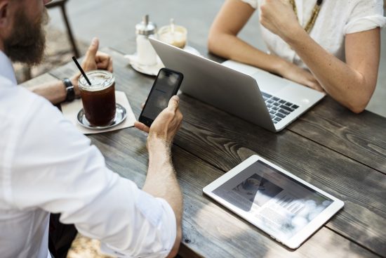 découvrez l'art du networking, une compétence essentielle pour développer votre réseau professionnel, échanger des idées et saisir de nouvelles opportunités. apprenez les meilleures stratégies pour établir des connexions significatives et dynamiser votre carrière.