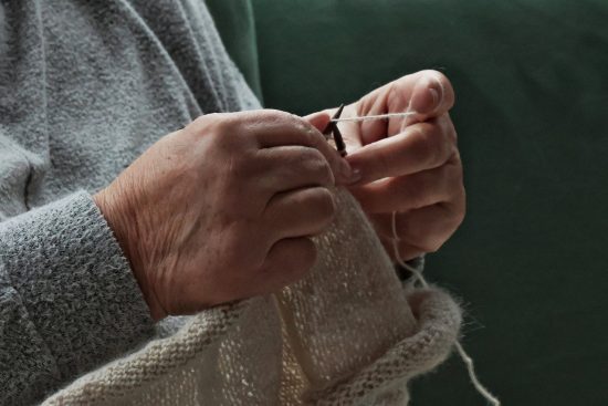 découvrez nos conseils et techniques pour améliorer vos compétences en tricot. que vous soyez débutant ou expert, nos astuces vous aideront à créer des projets en laine avec aisance et créativité.