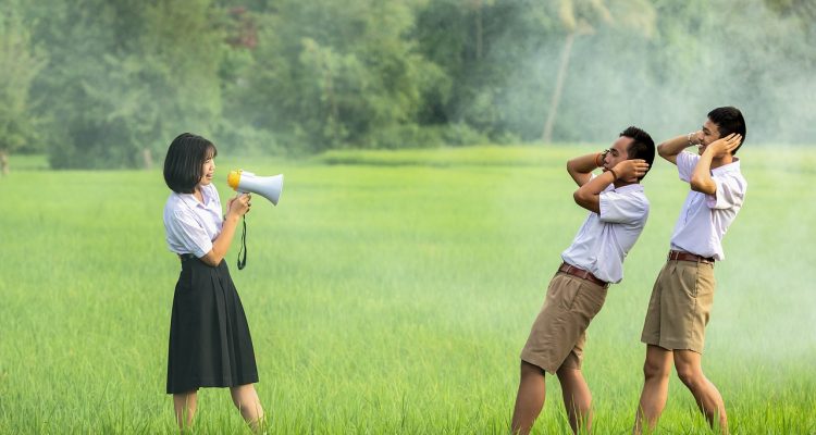 découvrez les clés de la communication assertive, une approche qui permet d'exprimer ses pensées et émotions avec confiance tout en respectant les autres. améliorez vos relations personnelles et professionnelles grâce à des techniques de communication efficaces.