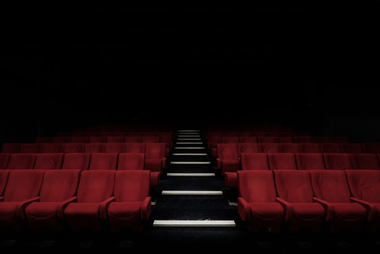 développez vos compétences théâtrales grâce à des techniques éprouvées qui améliorent votre confiance en vous, votre expression artistique et votre capacité à captiver un public. découvrez l'art du jeu d'acteur et explorez les différentes facettes du théâtre pour enrichir votre expérience scénique.