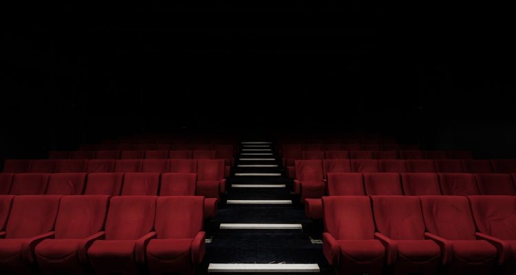 développez vos compétences théâtrales grâce à des techniques éprouvées qui améliorent votre confiance en vous, votre expression artistique et votre capacité à captiver un public. découvrez l'art du jeu d'acteur et explorez les différentes facettes du théâtre pour enrichir votre expérience scénique.