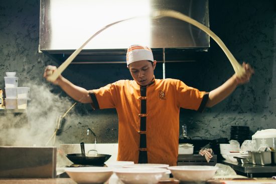 découvrez les compétences essentielles d'un chef vegan : astuces de cuisine, techniques de préparation, et inspirations de recettes pour maîtriser l'art culinaire végétalien et régaler vos invités avec des plats sains et savoureux.