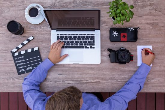découvrez l'art du scénario avec nos conseils et techniques pour réussir vos écrits. apprenez à structurer vos histoires, développer des personnages captivants et capturer l'attention de votre public grâce à des approches créatives et professionnelles.