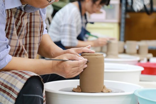 découvrez l'art de la poterie : techniques, inspirations et créations uniques. apprenez à façonner vos propres pièces en argile et exprimez votre créativité grâce à des ateliers et tutoriels adaptés à tous les niveaux.