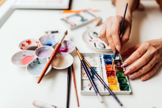 découvrez comment améliorer vos compétences en peinture en ligne avec des cours interactifs, des tutoriels et des conseils d'experts. apprenez les techniques essentielles pour exprimer votre créativité et maîtriser l'art de la peinture depuis le confort de votre maison.