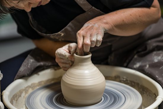 découvrez vos talents artistiques avec nos cours de poterie en ligne. apprenez des techniques variées, développez votre créativité et réalisez des pièces uniques depuis le confort de chez vous. rejoignez notre communauté de passionnés et commencez dès aujourd'hui votre aventure dans le monde de la poterie.