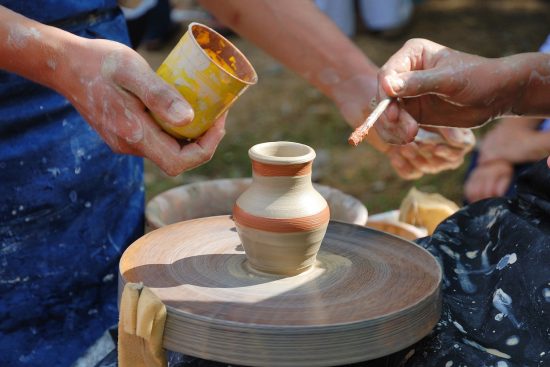 découvrez l'art de la poterie avec nos compétences et techniques détaillées. apprenez à façonner l'argile, maîtriser le tournage et créer des pièces uniques qui reflètent votre créativité. idéal pour les débutants et les artisans expérimentés.