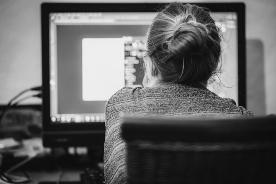 découvrez les compétences essentielles en design graphique pour transformer vos idées en visuels captivants. que vous soyez débutant ou professionnel, apprenez à maîtriser les outils et techniques qui font la différence dans le monde du graphisme.